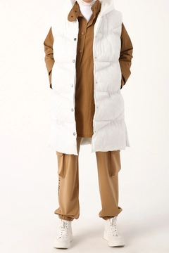 Ένα μοντέλο χονδρικής πώλησης ρούχων φοράει 21980 - Vest - Ecru, τούρκικο Αμάνικο μπλουζάκι χονδρικής πώλησης από Allday