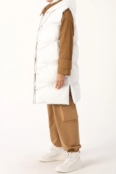 Bir model, Allday toptan giyim markasının 21980 - Vest - Ecru toptan Yelek ürününü sergiliyor.