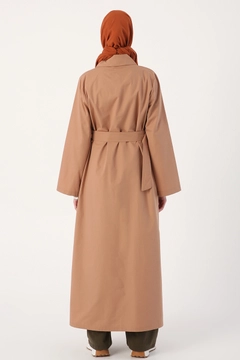 Una modella di abbigliamento all'ingrosso indossa 21981 - Abaya - Earth Colour, vendita all'ingrosso turca di Abaya di Allday
