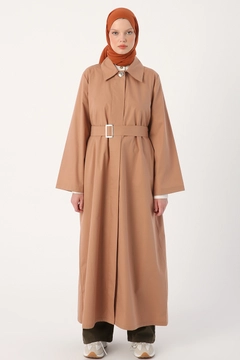 Bir model, Allday toptan giyim markasının 21981 - Abaya - Earth Colour toptan Ferace ürününü sergiliyor.