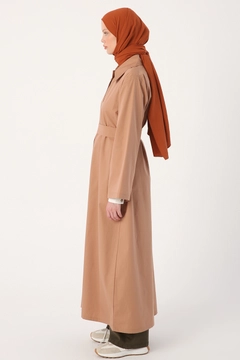 Bir model, Allday toptan giyim markasının 21981 - Abaya - Earth Colour toptan Ferace ürününü sergiliyor.