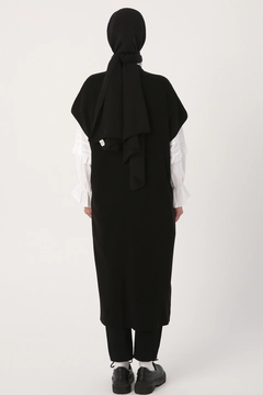 Una modella di abbigliamento all'ingrosso indossa 22051 - Vest - Black, vendita all'ingrosso turca di Veste di Allday