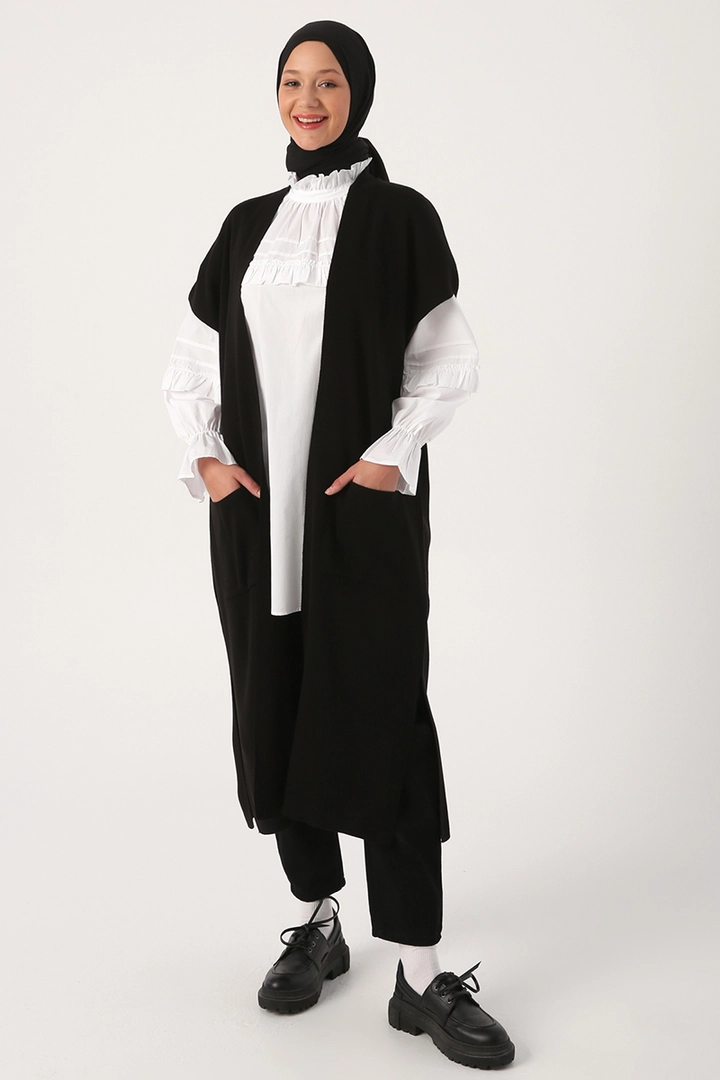 Bir model, Allday toptan giyim markasının 22051 - Vest - Black toptan Yelek ürününü sergiliyor.