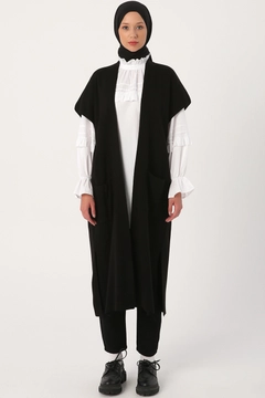 Una modella di abbigliamento all'ingrosso indossa 22051 - Vest - Black, vendita all'ingrosso turca di Veste di Allday