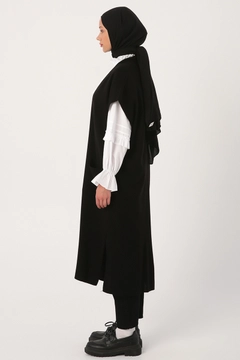 Bir model, Allday toptan giyim markasının 22051 - Vest - Black toptan Yelek ürününü sergiliyor.