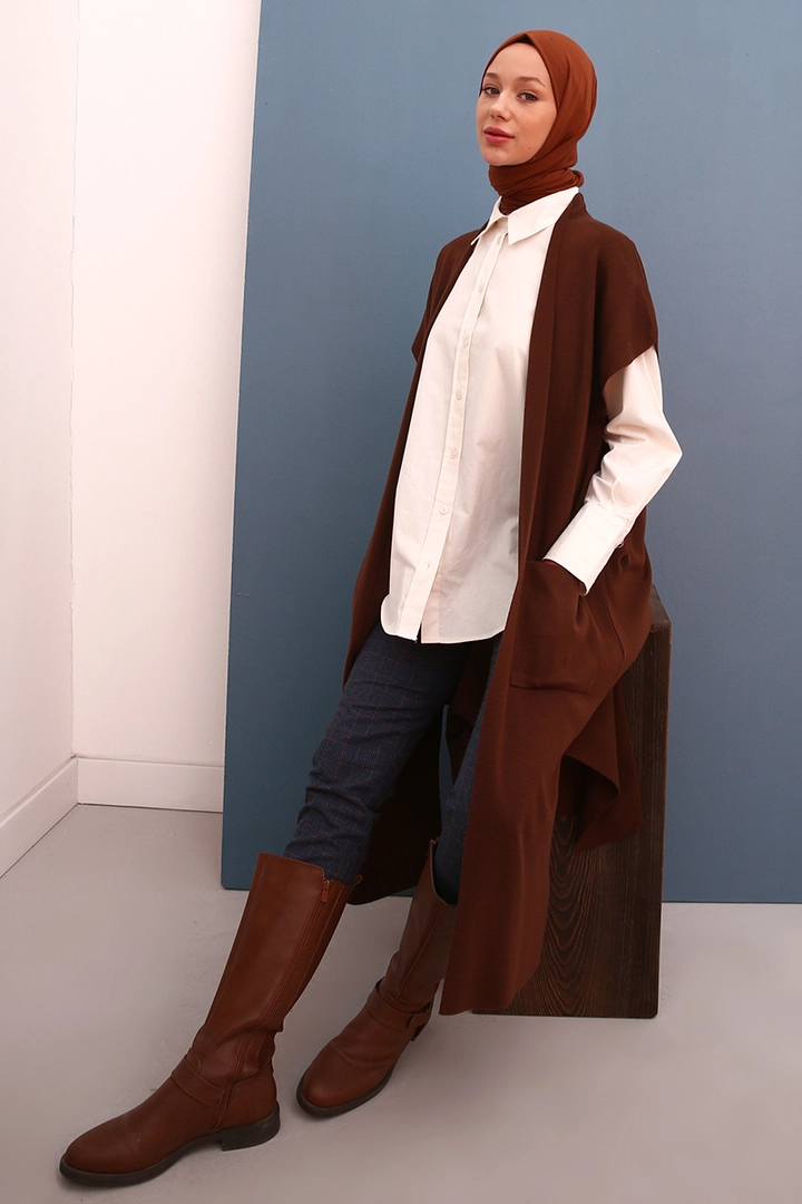 Bir model, Allday toptan giyim markasının 22073 - Vest - Brown toptan Yelek ürününü sergiliyor.