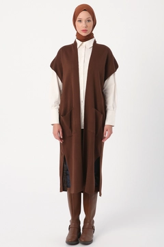 Una modella di abbigliamento all'ingrosso indossa 22073 - Vest - Brown, vendita all'ingrosso turca di Veste di Allday