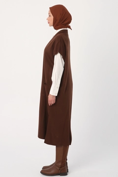 Ένα μοντέλο χονδρικής πώλησης ρούχων φοράει 22073 - Vest - Brown, τούρκικο Αμάνικο μπλουζάκι χονδρικής πώλησης από Allday