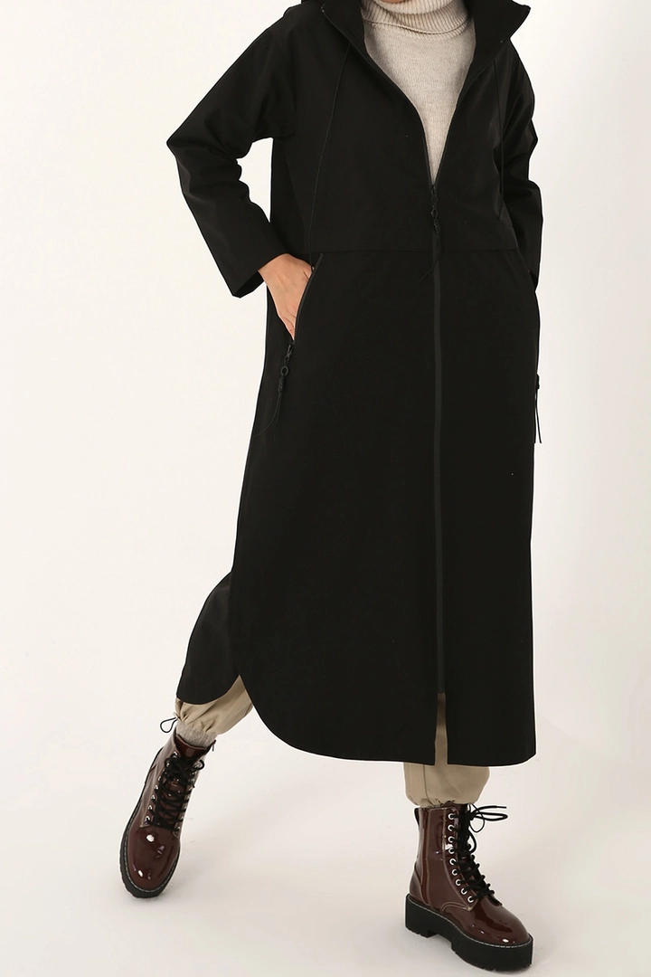 Una modella di abbigliamento all'ingrosso indossa 22009 - Trenchcoat - Black, vendita all'ingrosso turca di Impermeabile di Allday
