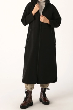 Ein Bekleidungsmodell aus dem Großhandel trägt 22009 - Trenchcoat - Black, türkischer Großhandel Trenchcoat von Allday