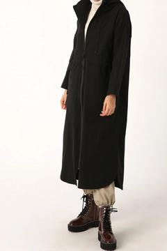 Una modella di abbigliamento all'ingrosso indossa 22009 - Trenchcoat - Black, vendita all'ingrosso turca di Impermeabile di Allday