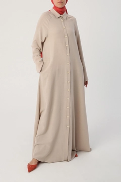 Ein Bekleidungsmodell aus dem Großhandel trägt 22012 - Abaya - Beige, türkischer Großhandel Abaya von Allday