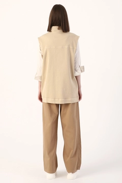 Ένα μοντέλο χονδρικής πώλησης ρούχων φοράει 22016 - Vest - Beige, τούρκικο Αμάνικο μπλουζάκι χονδρικής πώλησης από Allday