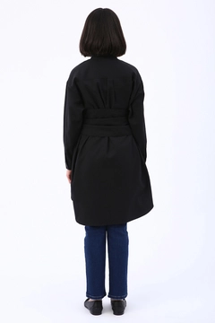 Bir model, Allday toptan giyim markasının 22195 - Shirt - Black toptan Gömlek ürününü sergiliyor.