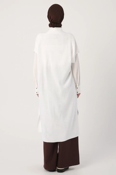 Bir model, Allday toptan giyim markasının 22120 - Vest - Ecru toptan Yelek ürününü sergiliyor.