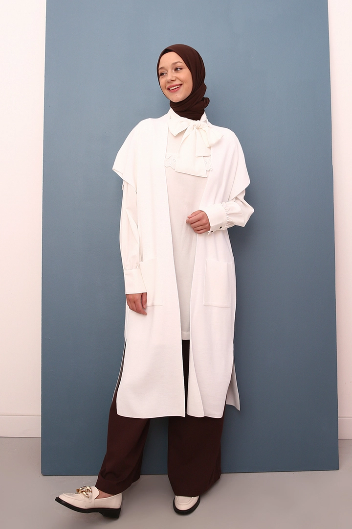 Una modella di abbigliamento all'ingrosso indossa 22120 - Vest - Ecru, vendita all'ingrosso turca di Veste di Allday