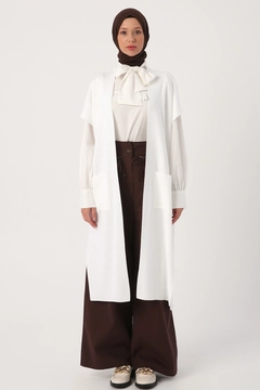 A wholesale clothing model wears 22120 - Vest - Ecru, Turkish wholesale Vest of Allday