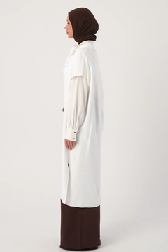 Модел на дрехи на едро носи 22120 - Vest - Ecru, турски едро Жилетка на Allday