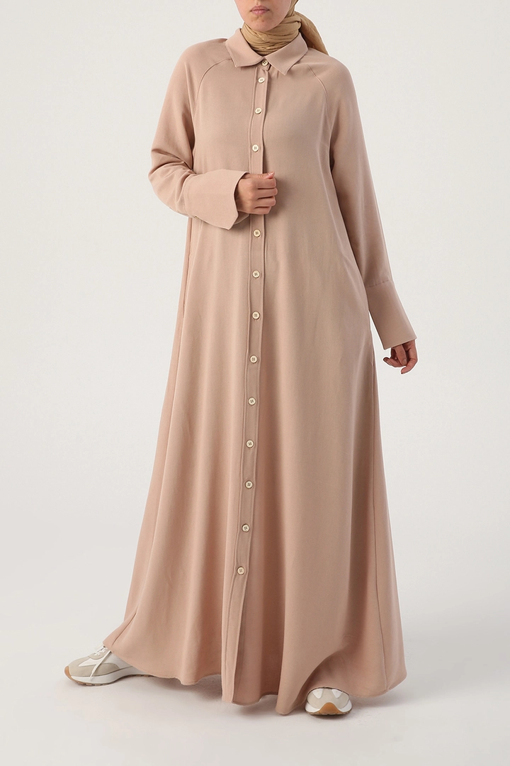 Ein Bekleidungsmodell aus dem Großhandel trägt 22126 - Abaya - Dark Beige, türkischer Großhandel Abaya von Allday