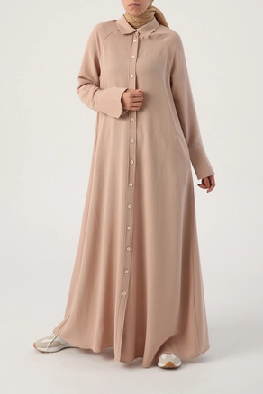 A model wears 22126 - Abaya - Dark Beige, wholesale undefined of Allday to display at Lonca