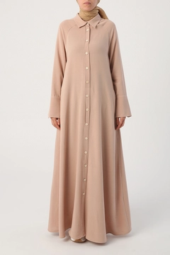 Een kledingmodel uit de groothandel draagt 22126 - Abaya - Dark Beige, Turkse groothandel Abaya van Allday