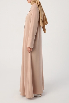 Bir model, Allday toptan giyim markasının 22126 - Abaya - Dark Beige toptan Ferace ürününü sergiliyor.