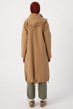 Bir model, Allday toptan giyim markasının 22132 - Trenchcoat - Beige toptan Trençkot ürününü sergiliyor.