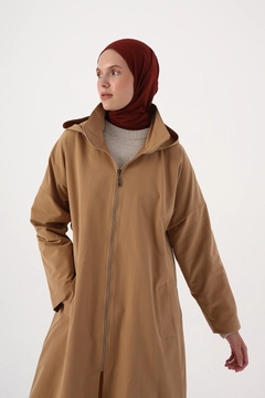 Una modelo de ropa al por mayor lleva 22132 - Trenchcoat - Beige, Gabardina turco al por mayor de Allday