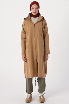 Een kledingmodel uit de groothandel draagt 22132 - Trenchcoat - Beige, Turkse groothandel Trenchcoat van Allday