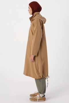 Bir model, Allday toptan giyim markasının 22132 - Trenchcoat - Beige toptan Trençkot ürününü sergiliyor.