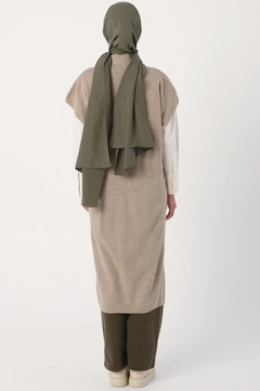 Ένα μοντέλο χονδρικής πώλησης ρούχων φοράει 22247 - Vest - Stone Melange, τούρκικο Αμάνικο μπλουζάκι χονδρικής πώλησης από Allday