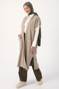 Bir model, Allday toptan giyim markasının 22247 - Vest - Stone Melange toptan Yelek ürününü sergiliyor.