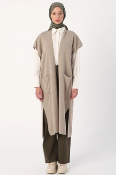 Una modelo de ropa al por mayor lleva 22247 - Vest - Stone Melange, Chaleco turco al por mayor de Allday