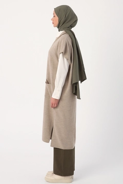 Bir model, Allday toptan giyim markasının 22247 - Vest - Stone Melange toptan Yelek ürününü sergiliyor.