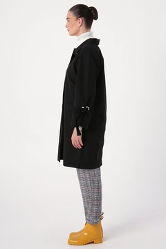 Bir model, Allday toptan giyim markasının 22255 - Trenchcoat - Black toptan Trençkot ürününü sergiliyor.