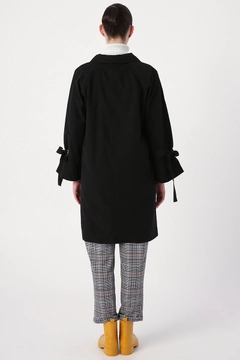 Una modella di abbigliamento all'ingrosso indossa 22255 - Trenchcoat - Black, vendita all'ingrosso turca di Impermeabile di Allday