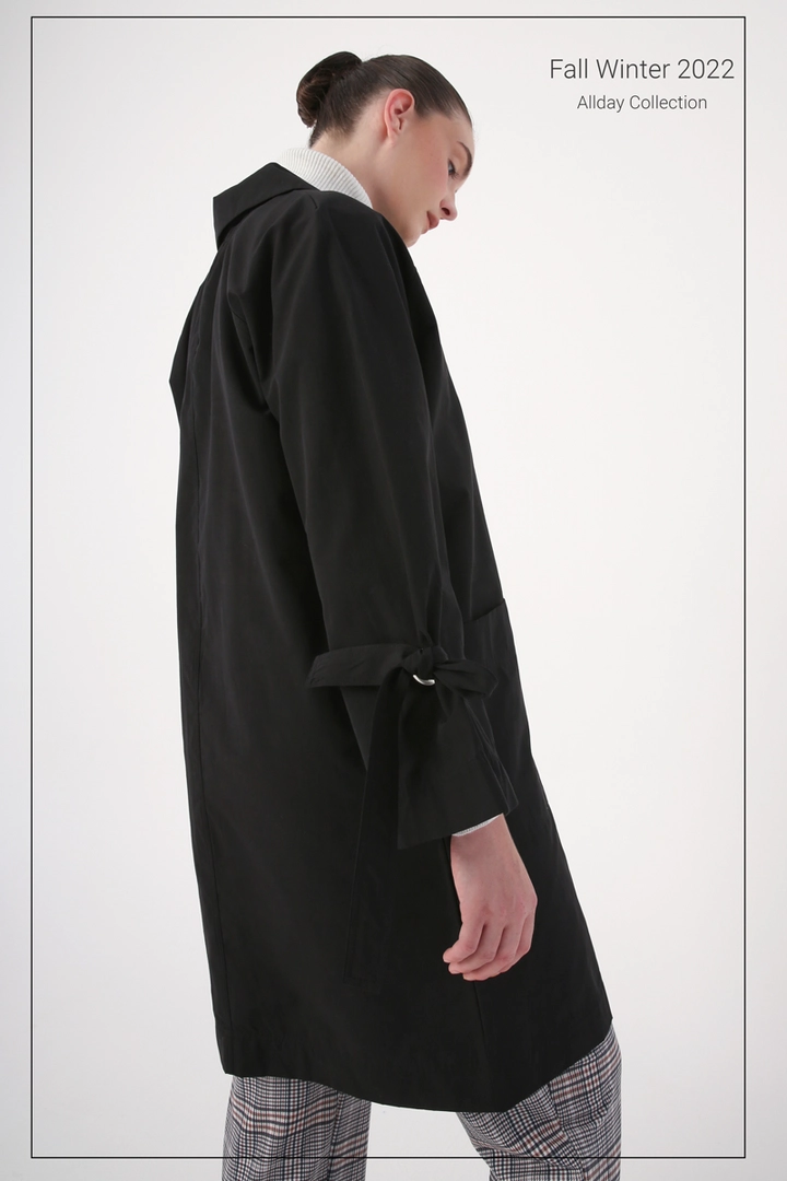 Una modella di abbigliamento all'ingrosso indossa 22255 - Trenchcoat - Black, vendita all'ingrosso turca di Impermeabile di Allday