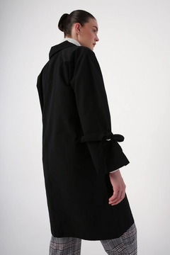Ein Bekleidungsmodell aus dem Großhandel trägt 22255 - Trenchcoat - Black, türkischer Großhandel Trenchcoat von Allday