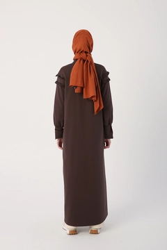 Bir model, Allday toptan giyim markasının 22290 - Abaya - Brown toptan Ferace ürününü sergiliyor.