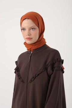 Una modelo de ropa al por mayor lleva 22290 - Abaya - Brown, Abaya turco al por mayor de Allday