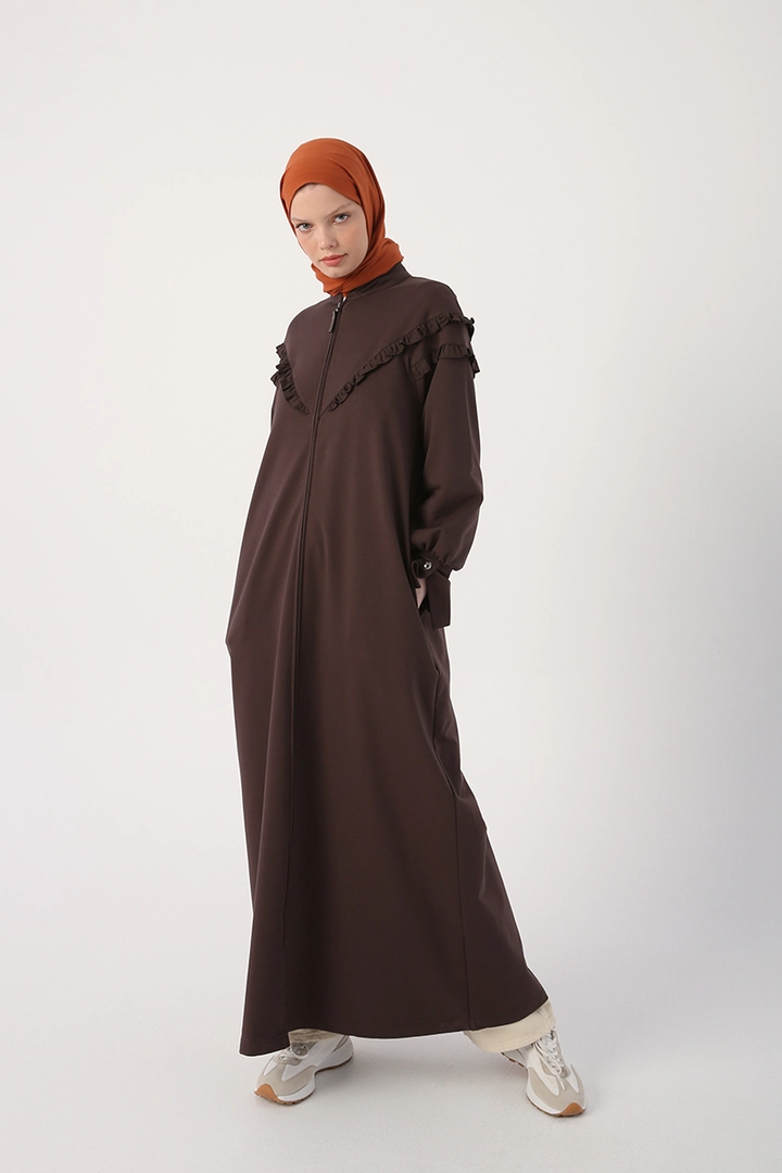 Una modella di abbigliamento all'ingrosso indossa 22290 - Abaya - Brown, vendita all'ingrosso turca di Abaya di Allday
