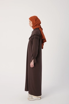 Una modelo de ropa al por mayor lleva 22290 - Abaya - Brown, Abaya turco al por mayor de Allday