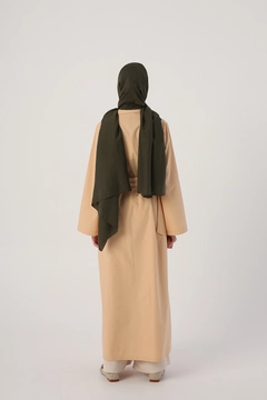 Una modella di abbigliamento all'ingrosso indossa 22206 - Abaya - Beige, vendita all'ingrosso turca di Abaya di Allday