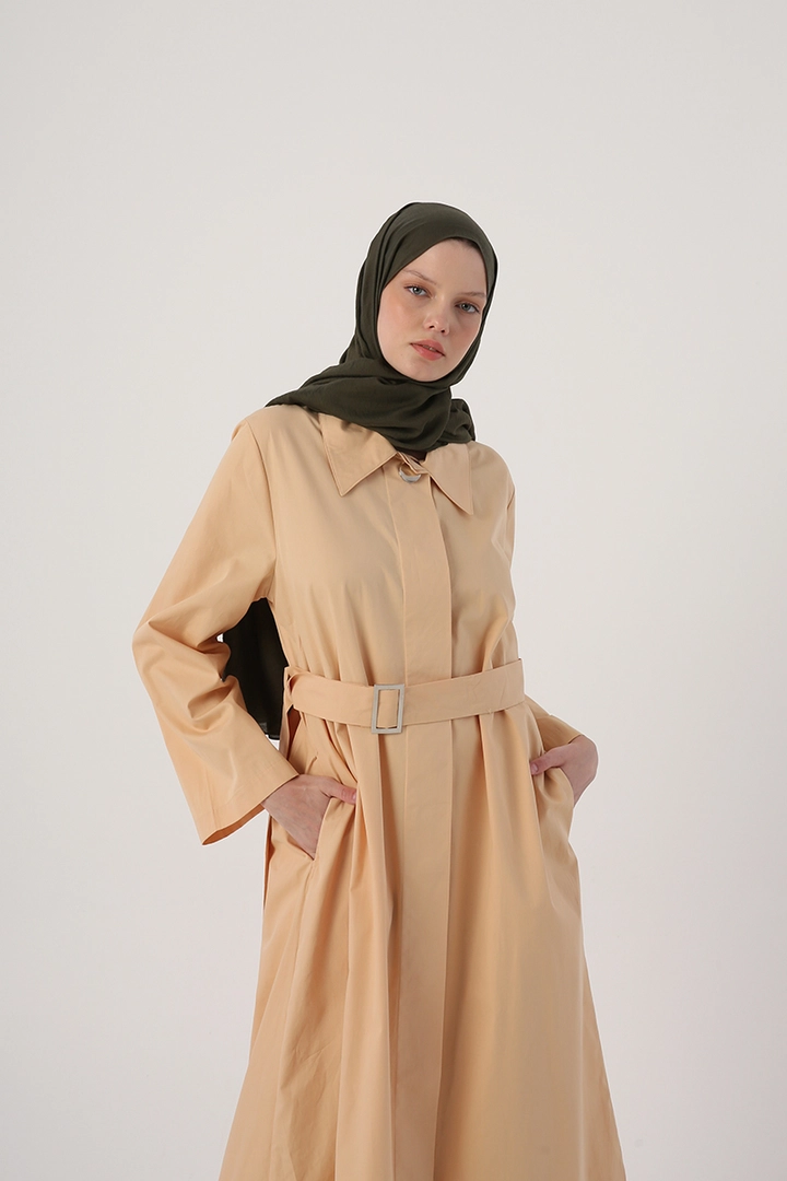 Bir model, Allday toptan giyim markasının 22206 - Abaya - Beige toptan Ferace ürününü sergiliyor.