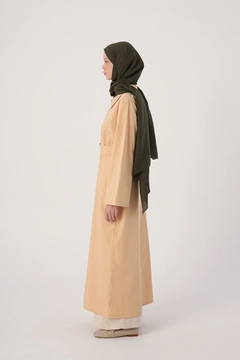 Una modelo de ropa al por mayor lleva 22206 - Abaya - Beige, Abaya turco al por mayor de Allday