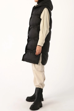 Una modella di abbigliamento all'ingrosso indossa 22214 - Vest - Black, vendita all'ingrosso turca di Veste di Allday