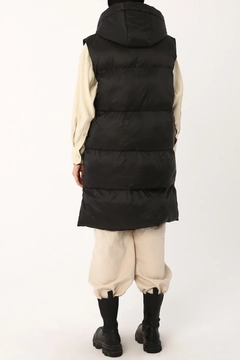 Een kledingmodel uit de groothandel draagt 22214 - Vest - Black, Turkse groothandel Vest van Allday