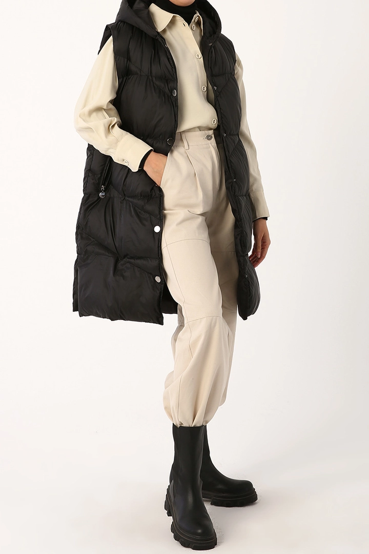Una modelo de ropa al por mayor lleva 22214 - Vest - Black, Chaleco turco al por mayor de Allday