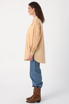 A wholesale clothing model wears 22219 - Shirt Tunic - Beige, Turkish wholesale Tunic of Allday