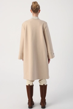 Bir model, Allday toptan giyim markasının 22230 - Coat - Beige toptan Kaban ürününü sergiliyor.